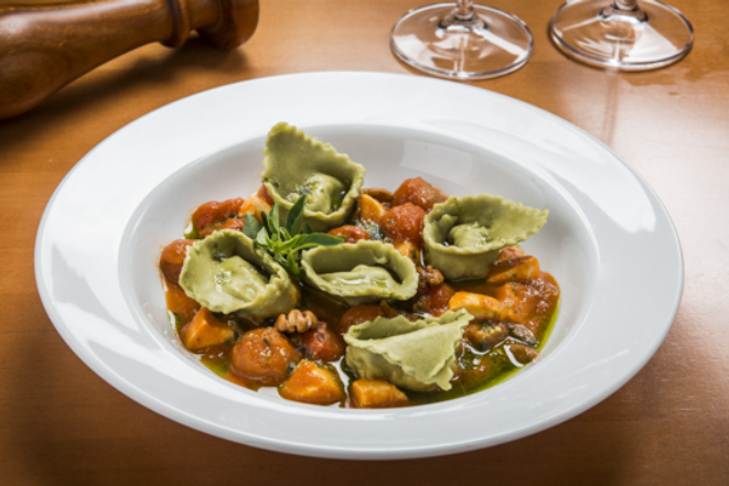 Massa verde artesanal de espinafre com recheio de ricota ao molho sugo, muçarela de búfala, tomate-cereja e manjericão, do Maccheroni Trattoria.