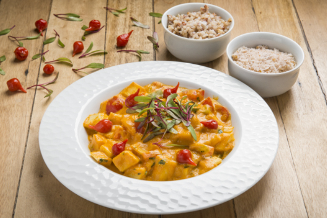 Moqueca de palmito pupunha com pimentões, alho-poró e finalizada com coentro, acompanhada por arroz cateto e vermelho e farofa de banana-da-terra com coco, do Veg e Lev.