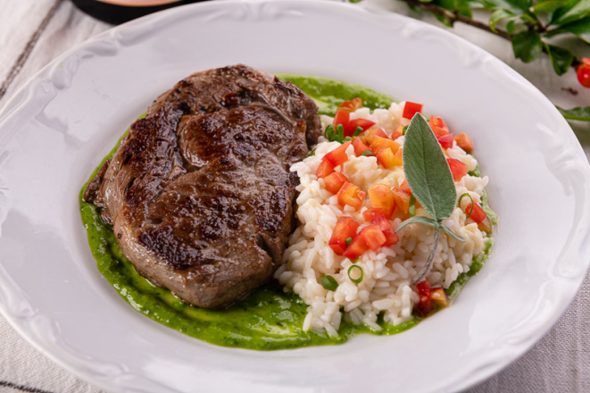 Entrecôte com risoto de sálvia e tomate concassé, da Casa Varela.