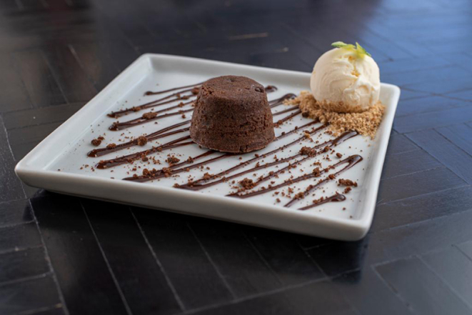 Petit gateau de chocolate com sorvete de creme, do Bar do Victor.