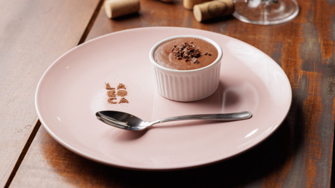 Mousse aerado, feito com chocolate meio amargo e raspas de chocolate, do La Boca Café Bar.