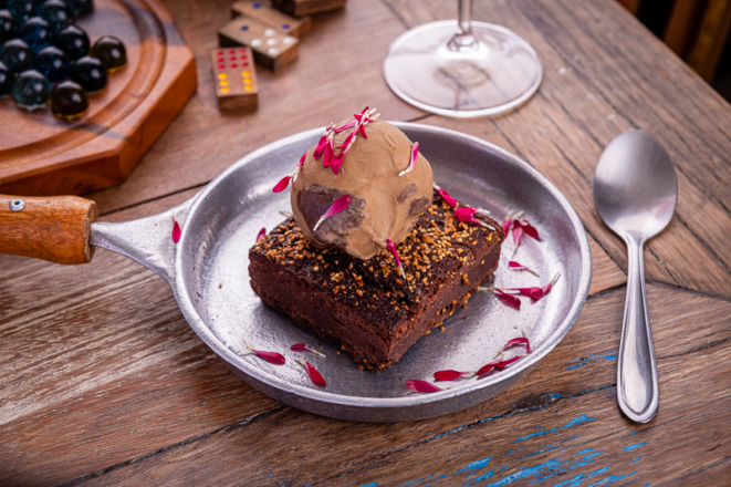 Brownie de chocolate 55% com café e sorvete de café, do Parma Café & Bistrô.