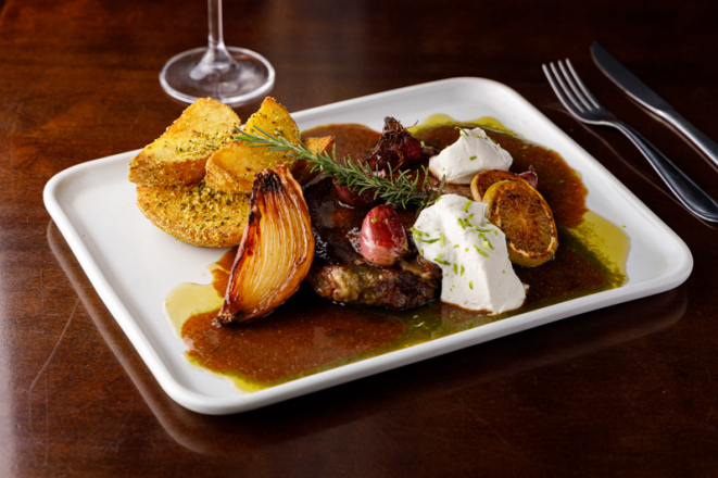 Entrecôte ao demi-glace com batata hara, do Aish Baladi Gastronomia Árabe.