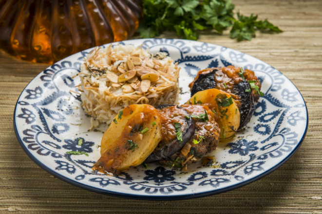 Kaftas ao molho de tomates, com berinjela e batatas assadas, acompanha arroz chairie e cebola caramelizada, do Libaneza.