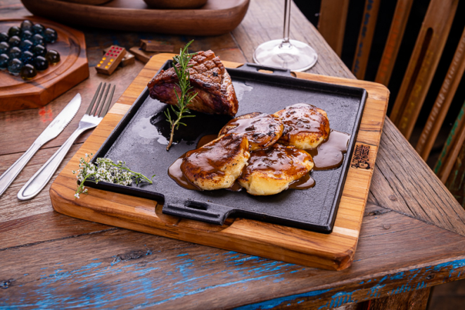 Picanha de porco moura com gran gnocchi de batata e demi-glace de porco, Parma Café & Bistrô