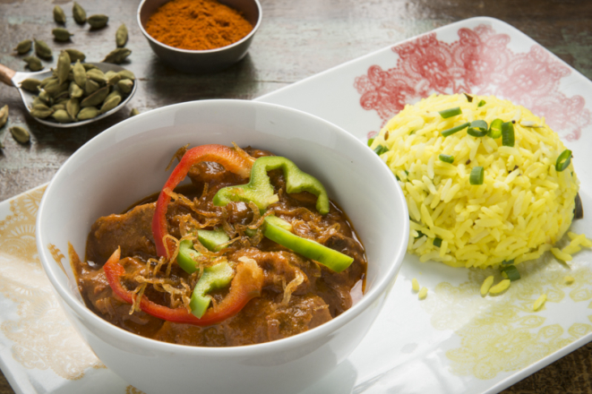 Beef Chilli Masala: cubos de carne ao molho de tomate e cebola com pimentão e especiarias indianas, do Swadisht Comida Indiana.