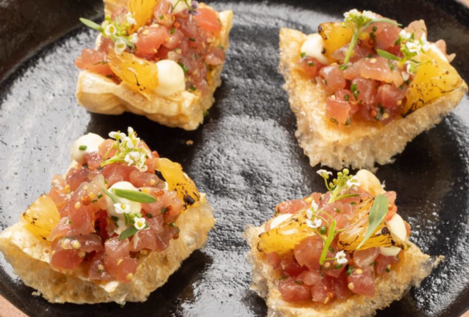 Tartar de porco moura com pururuca, para começar.