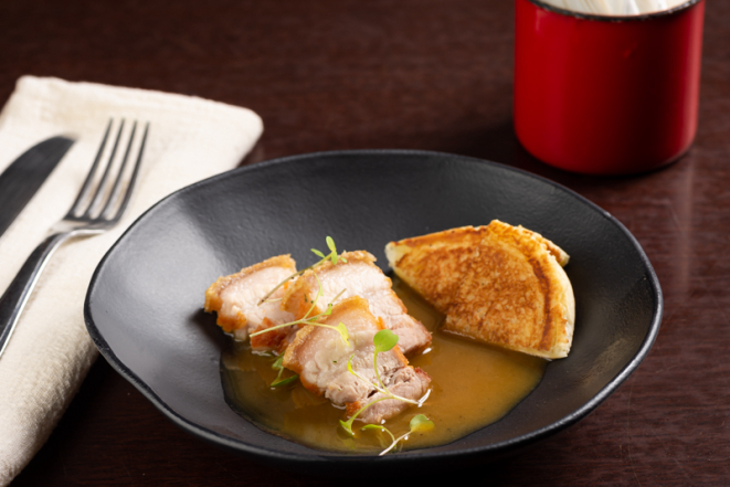 Panceta com molho demi-glace e brioche tostado na manteiga, do Cão Véio.