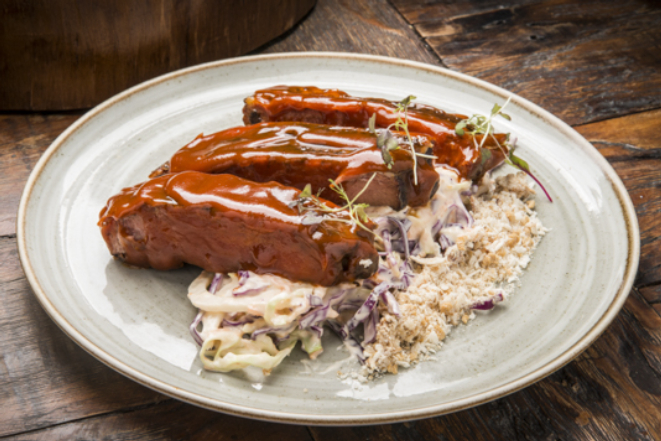 Costelinha suína defumada acompanhada de salada coleslaw e farofa crocante, do Ox Room Steakhouse.