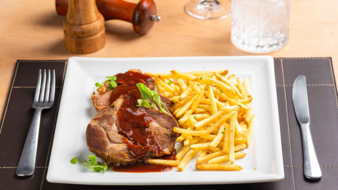 Ribeye Suíno ao molho barbecue da chef, do Pimenta Brasserie.