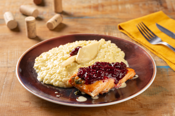 Risoto de brie com salmão e frutas vermelhas, do Anarco.