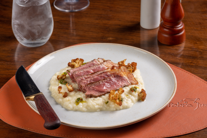 Steak com risoto de couve-flor e molho provençal, do Pobre Juan.
