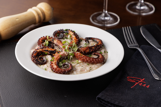 Steak com risoto de couve-flor e molho provençal, do Street 444 Batel.