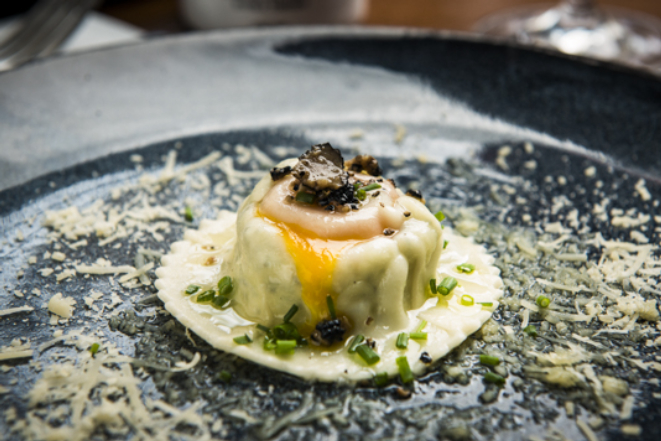 Ravioli de gema de ovo caipira, ricota, espinafre e tartufo tritato, do Doppo Cucina.