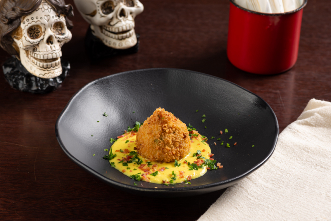 Coxinha de frango cremoso com creme de milho e farofa de bacon, do Cão Véio.
