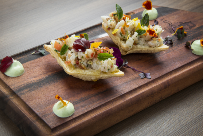 Ceviche de peixe branco e nozes servido em massa folhada crocante, do Euro Bistrô.