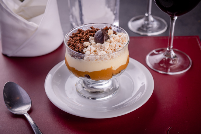 Taça schiavon (sorvete de creme, doce de leite, suspiro e raspas de brownie), do Cenacolo.