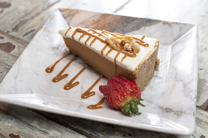 Torta mousse de doce de leite com castanhas, da Praça do Victor.