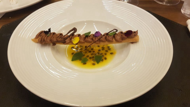 Sobremesa: Eclair - uma composição de pâte à choux brûlée, recheada com creme de avelã e sopa de maracujá e manjericão.