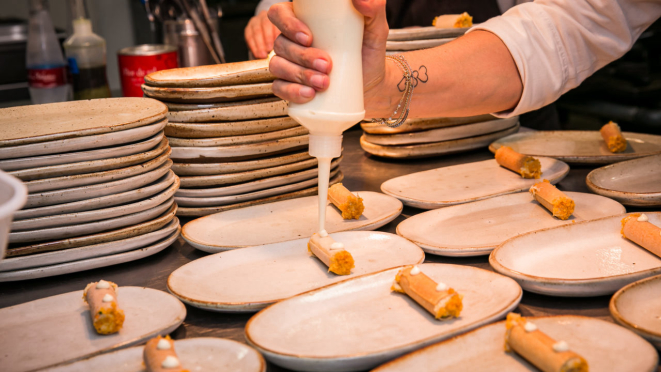Sessão de montagem e finalização de uma das entradas do menu anterior, por Claudia Krauspenhar. Top, como certamente serão as próximas.