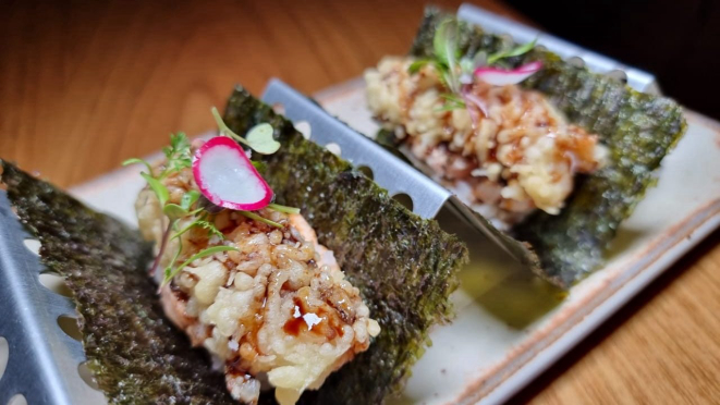 Nori roll de camarão e de salmão.