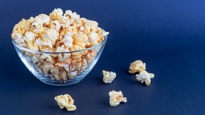 Pipoca: o segredo é sempre temperar depois de pronta.