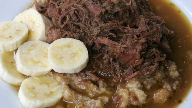 Barreado é um dos pratos mais identificados com os paranaenses.