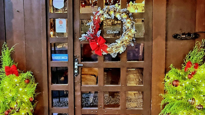 A guirlanda na porta do restaurante, para dar as boas-vindas.