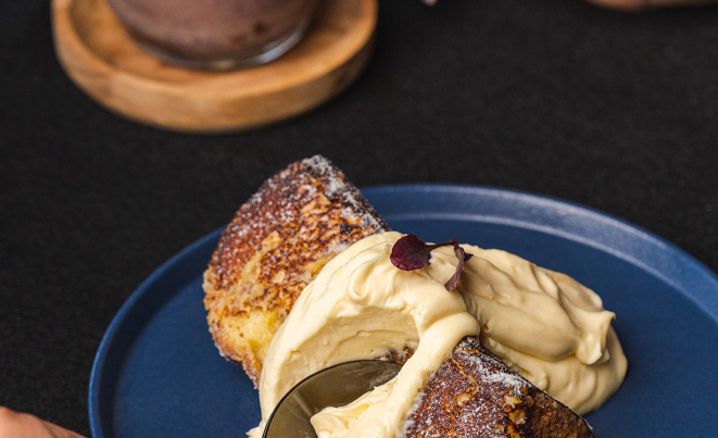 Rabanada Brød.ttone: creme e panetone grelhado.