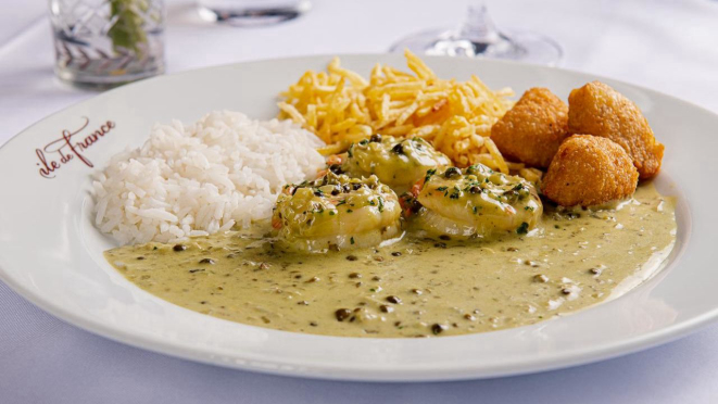 Camarões ao poivre vert, prato já no cardápio do Ile de France há um bom tempo, mas que está sendo redescoberto agora.