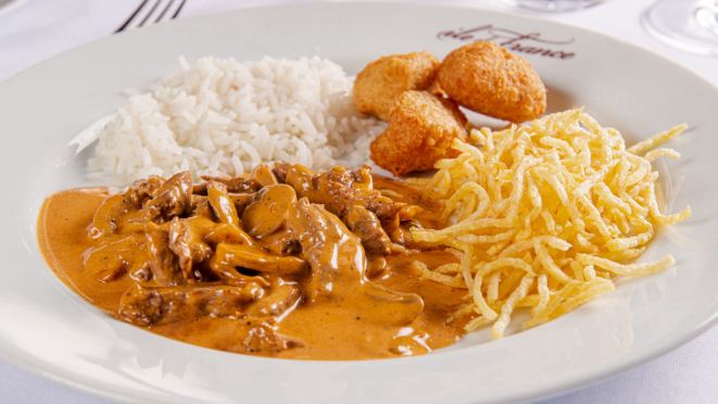 Strogonoff de Carne do Ile de France. Junto com o de camarão, soma 5 mil pedidas em um ano.