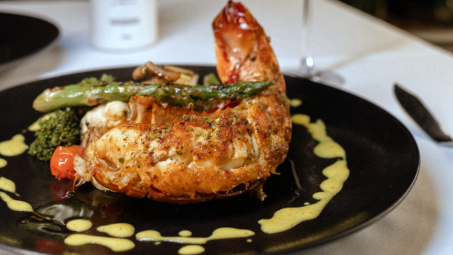 Cauda de lagosta grelhada, com manteiga de ervas finas. Prato novo no Festival da Lagosta do La Varenne.