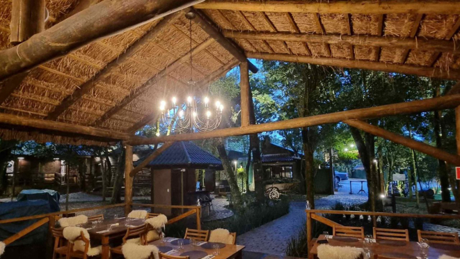 O deck coberto tem sido o local favorito dos clientes do Maria Eugênia nesses primeiros momentos de funcionamento.