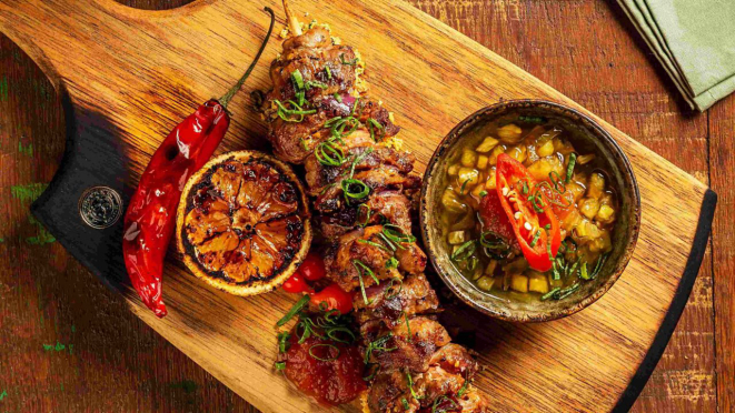 Porco Moura no bambu, entre as atrações do menu de entradas do Maria Eugênia.