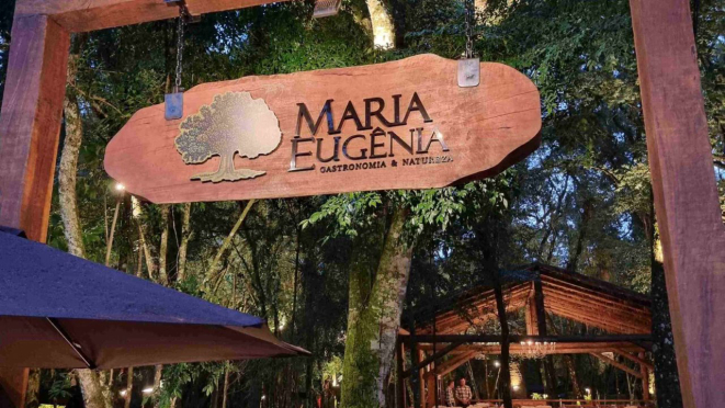 O Restaurante Maria Eugênia Gastronomia & Natureza fica em Santa Felicidade, logo após a rotatória da entrada.