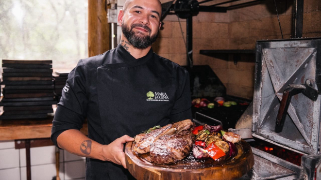 O chef Thiago Abduch é o responsável pela cozinha do Restaurante Maria Eugênia, executando os pratos criados pelo chef Ivo Lopes.
