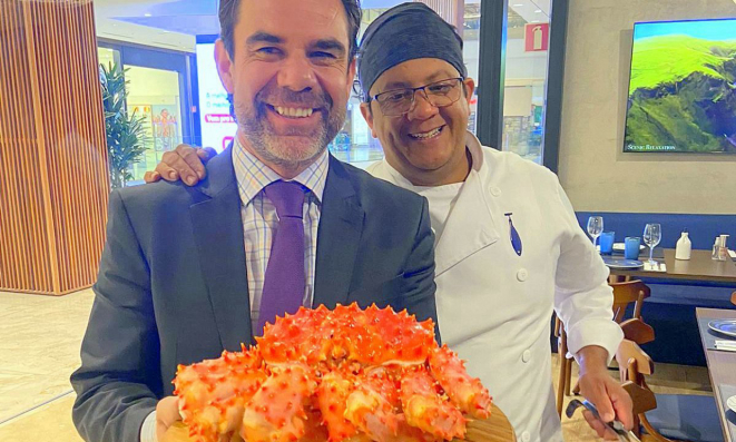 Ronaldo Bohnenstengel e Eliseu Fernandes, sócios do Cas.Cais, com uma centolla de 3 quilos.