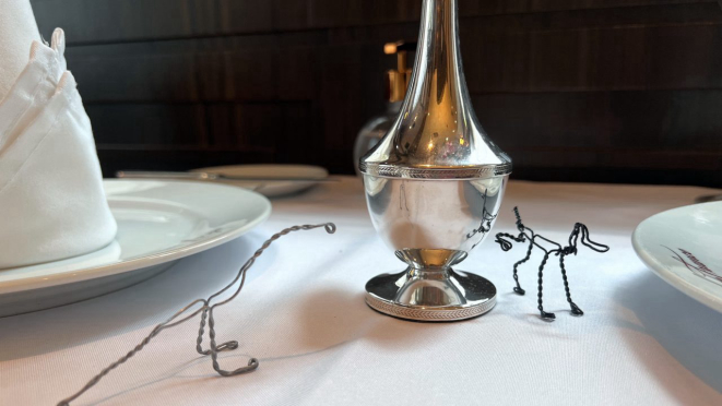 Dinossauro e o cachorrinho Dino fazendo pipi. Para entreter as crianças.