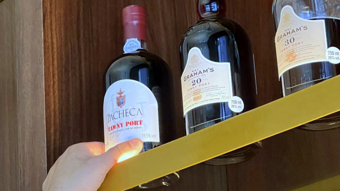 O Quinta da Pacheca Porto exposto no bar do Ile. Que chamou a atenção de um cliente, que tinha se casado exatamente nessa vinícola portuguesa.