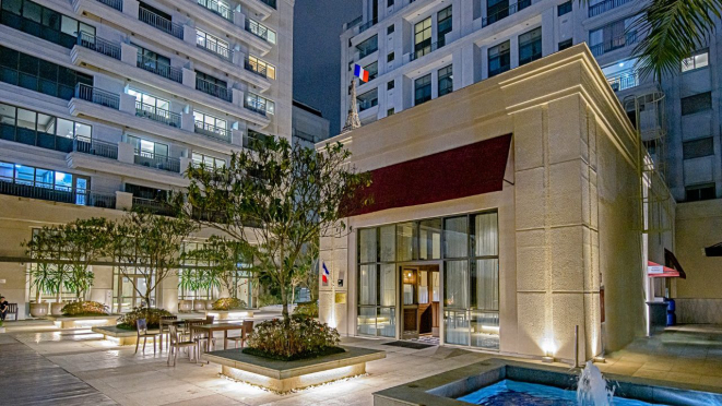 O novo e moderno Ile de France, no Batel. Que recebeu elogios de um crítico exigente.