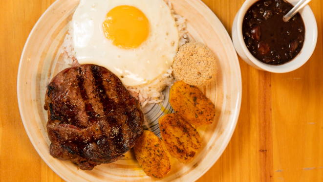 PF de entrecot acompanha arroz, ovo, batata rústica e feijão. Créditos: Lucas Fogs