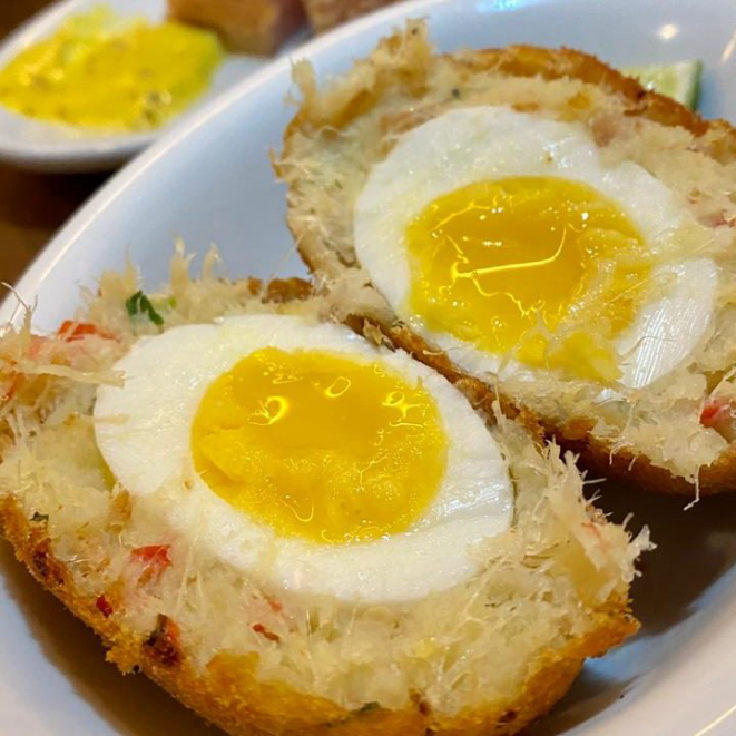 Bolovo de bacalhau do Sambiquira Bar: brasilidades com toque de chef.