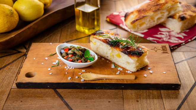 Foccacia da casa e melanzane sotto aglio olio, opção de entrada do almoço do Limoeiro Casa de Comidas.