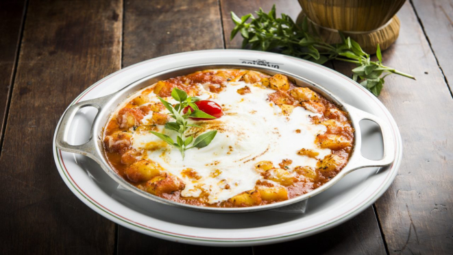 Gnocchi al pomodoro con burrata gratinada, prato principal do almoço e jantar da Cantina do Délio - Itupava.