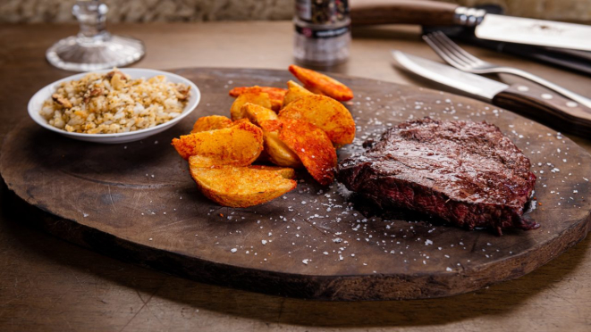 Flat iron (acompanha arroz bull e batata rústica), opção de almoço e jantar da Bull Prime (Batel/Silva Jardim, Cabral e Pátio Batel).