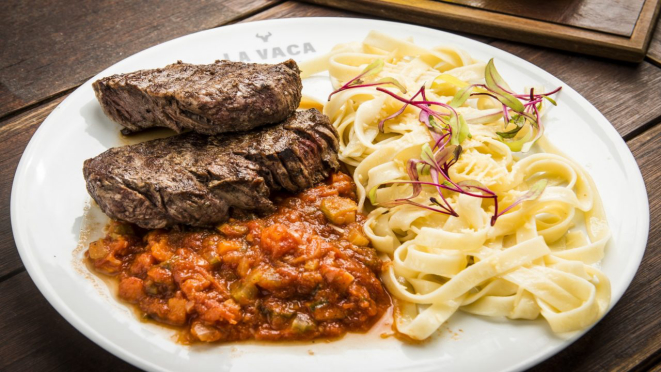 Escalope de mignon ao molho de tomate rústico e fettuccine artesanal na manteiga, prato principal do almoço e jantar do La Vaca Steakhouse (Alto da XV e Mueller).
