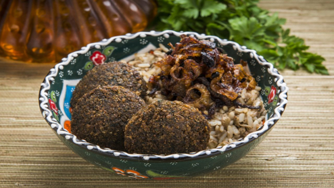 Arroz com lentilha e bolinhos de falafel, prato vegetariano do almoço e jantar do Libaneza.