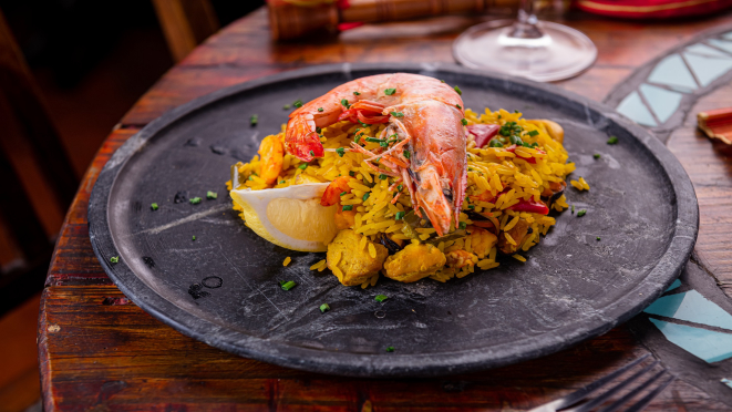 Paella marineira, acompanhada de arroz com tempero La Lidia espanhol, camarões, lulas, pescado branco e marisco, opção de prato principal do jantar do Pata Negra.