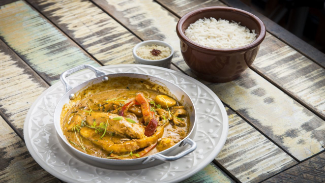 Moqueca de peixe com banana, arroz e farofa de dendê com bacon, servido no almoço e jantar do Boteco Curitiba.