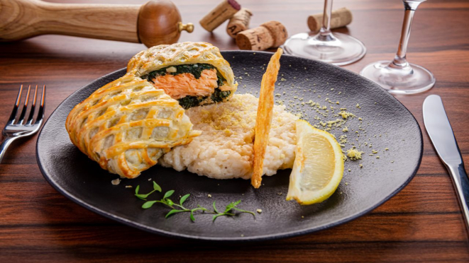 Salmão Wellington com risoto de limão-siciliano, opção de prato principal do jantar do Zahil resto Wine.